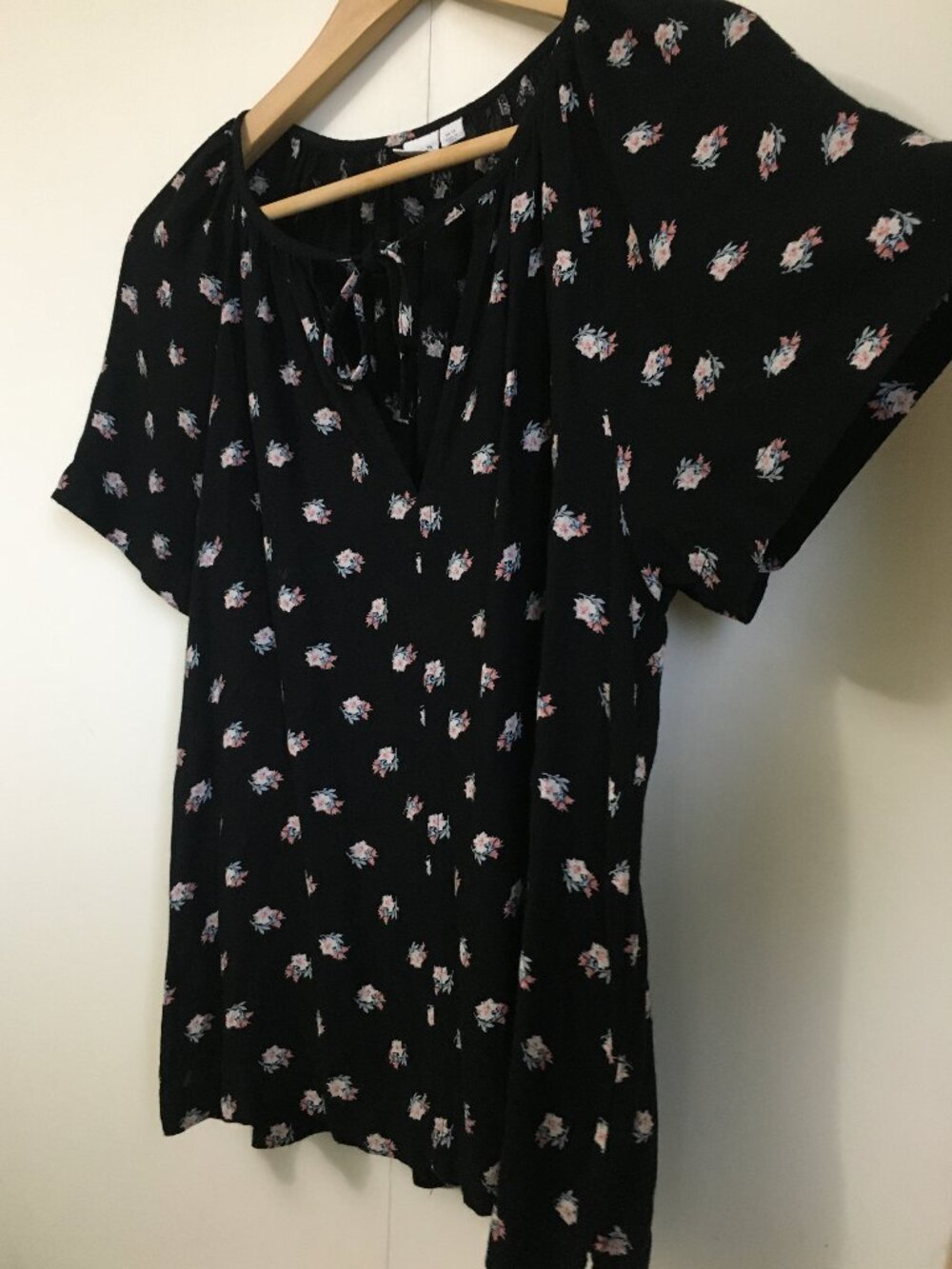 GAP Black Ditsy Floral Flutter Sleeve Tie Front Keyhole Blouse Rayon XS - Picture 3 of 16